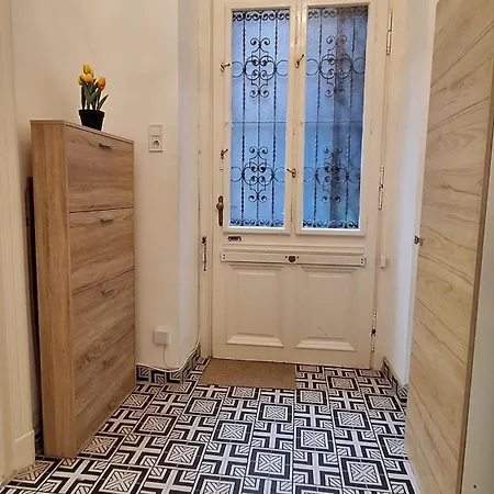 Bathory By The Parliament 부다페스트