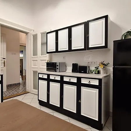 Bathory By The Parliament ブダペスト